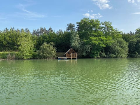 Hut on the water | Exterior