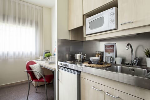 Single Studio | Private kitchenette | Fridge, microwave, coffee/tea maker, cookware/dishes/utensils