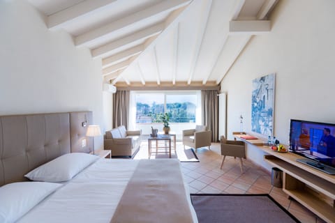 Frette Italian sheets, premium bedding, down comforters, minibar