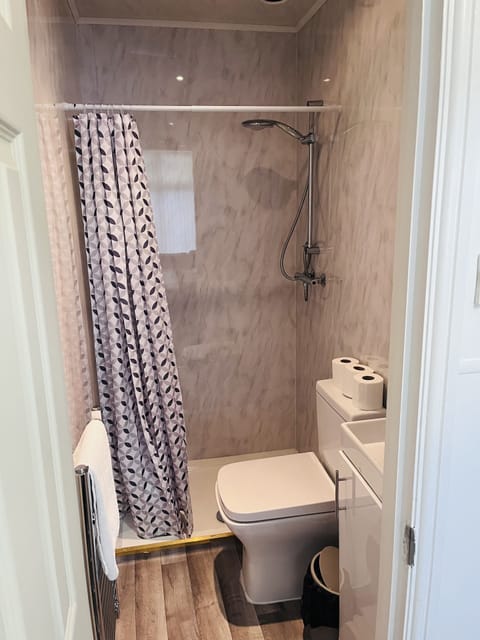 Double Room (3) | Bathroom | Free toiletries, hair dryer, towels, soap