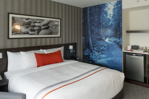 Deluxe Room, 1 King Bed | Premium bedding, pillowtop beds, in-room safe, desk