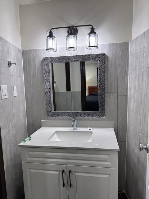 Superior Room, 1 King Bed | Bathroom | Combined shower/tub, hair dryer, towels