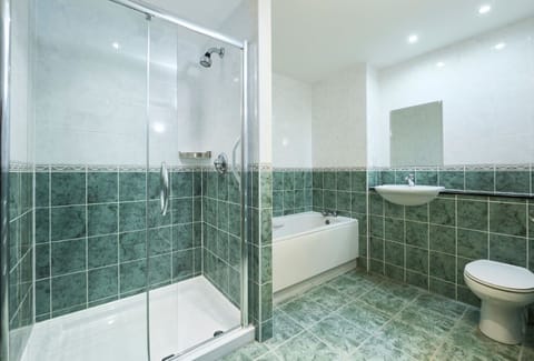 Junior Suite | Bathroom | Free toiletries, hair dryer, towels