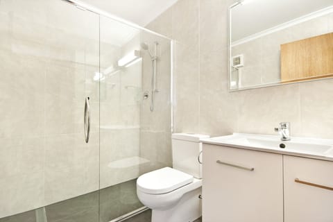 Family Two Bedroom Suite | Bathroom | Free toiletries, hair dryer, towels