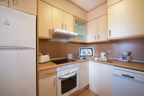 Basic Studio | Private kitchen | Full-size fridge, stovetop, dishwasher, coffee/tea maker