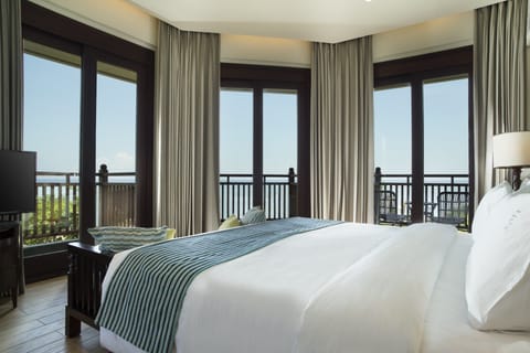 Premium Room, 1 King Bed, Sea View | Minibar, in-room safe, individually decorated, individually furnished