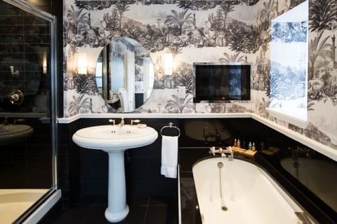 Signature Suite | Bathroom | Free toiletries, hair dryer, towels, soap