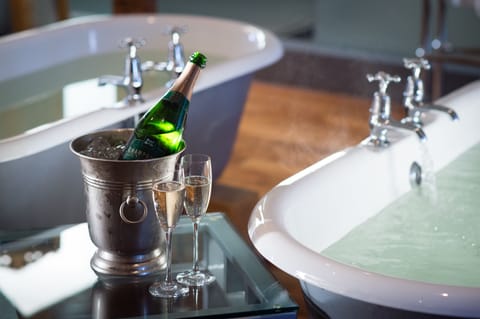 Signature Suite | Bathroom | Free toiletries, hair dryer, towels, soap