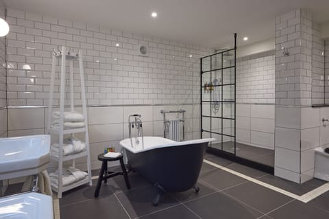 Suite | Bathroom | Free toiletries, hair dryer, towels, soap