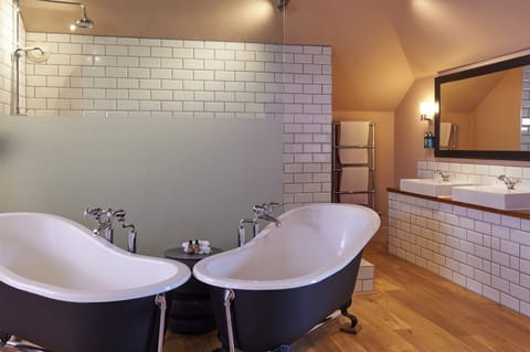 Signature Suite | Bathroom | Free toiletries, hair dryer, towels, soap