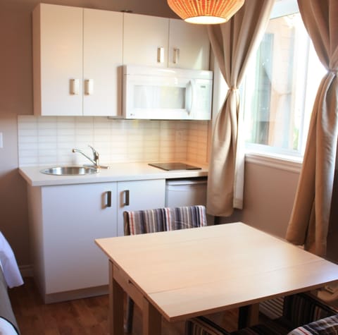 Deluxe Room, Kitchenette | In-room dining