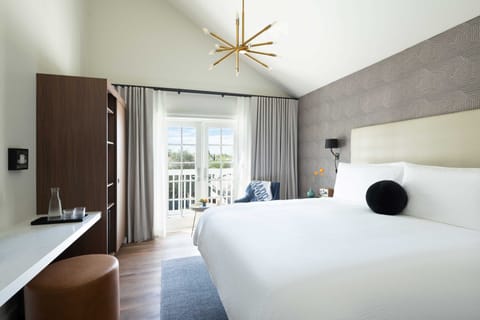 Deluxe Room, 1 King Bed, Courtyard View (Plaza Deluxe King) | In-room safe, iron/ironing board, free WiFi, bed sheets