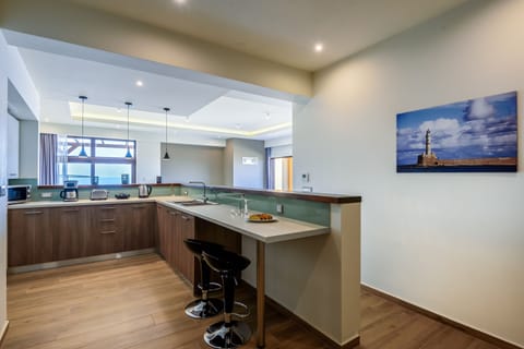 Full-size fridge, microwave, oven, stovetop