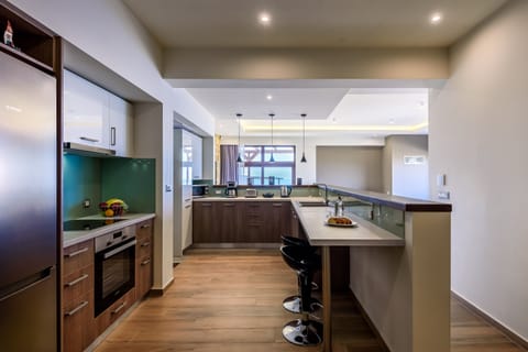 Full-size fridge, microwave, oven, stovetop