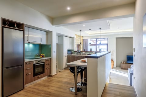 Full-size fridge, microwave, oven, stovetop