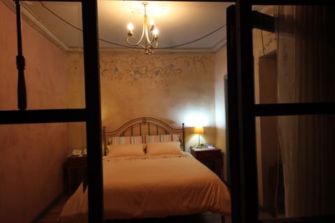 Single Room | 1 bedroom, in-room safe, individually decorated, individually furnished