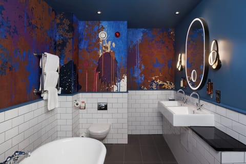 Suite | Bathroom | Free toiletries, hair dryer, towels, soap