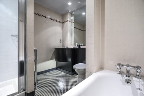 Club Deluxe Room | Bathroom | Free toiletries, hair dryer, towels, soap