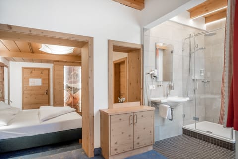 Superior Double Room | Bathroom | Combined shower/tub, hair dryer, towels