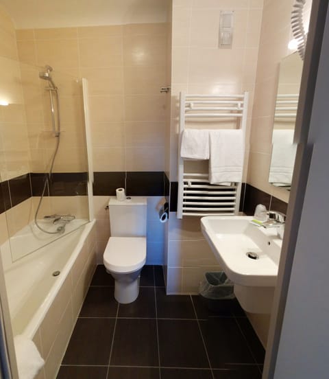 Family Room | Bathroom | Free toiletries, hair dryer, towels