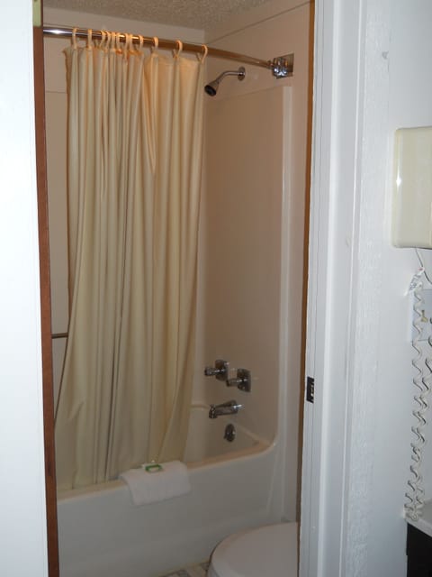 Classic Double Room | Bathroom | Hair dryer, towels