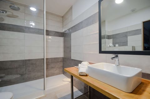 Superior Room, 1 King Bed, Non Smoking, Terrace | Bathroom | Free toiletries, hair dryer, towels