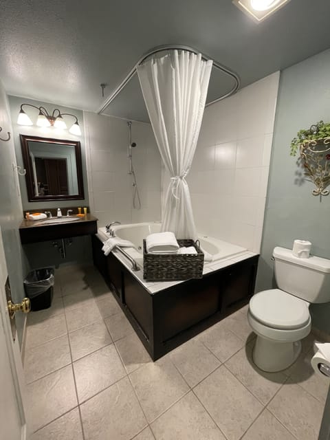 Honeymoon Room | Bathroom