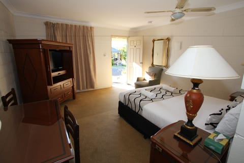 Standard Queen Room | Iron/ironing board, free WiFi, bed sheets