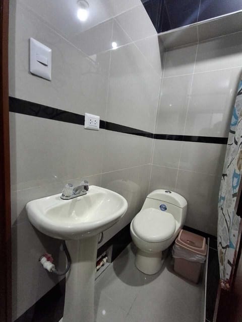 Basic Double Room, 1 Double Bed | Bathroom | Combined shower/tub, jetted tub, hydromassage showerhead