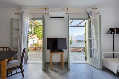 Family Room | Living area | 22-inch flat-screen TV with satellite channels, TV