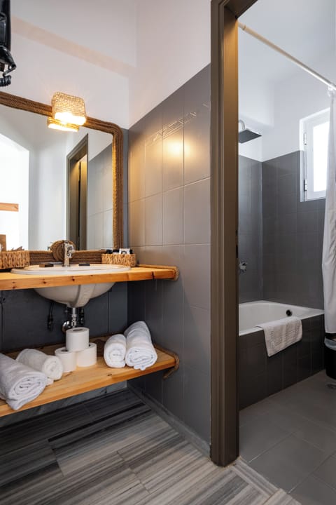 Junior Suite | Bathroom | Free toiletries, hair dryer, bathrobes, slippers