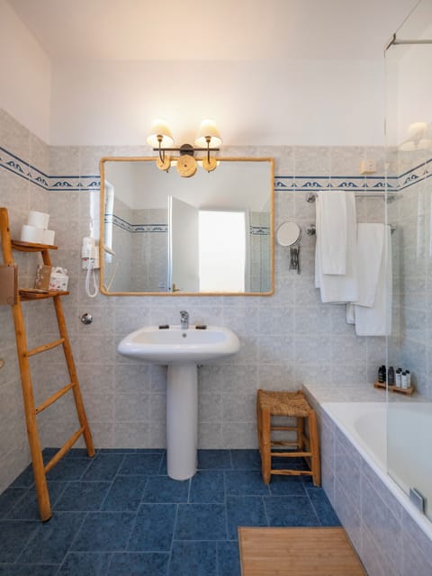 Connecting Rooms | Bathroom | Free toiletries, hair dryer, bathrobes, slippers