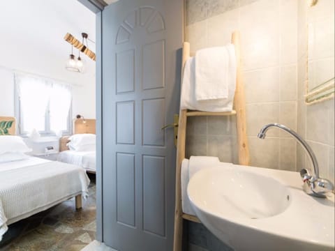 Standard Double Room (Coffee) | Bathroom sink