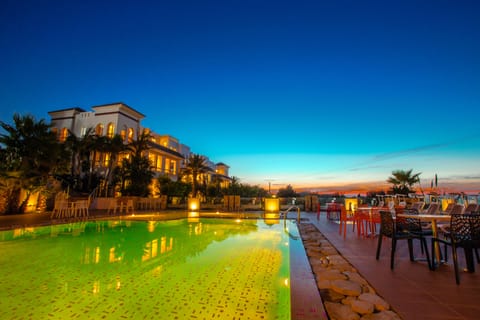 2 outdoor pools, sun loungers