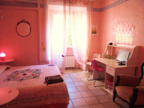 Individually furnished, desk, free WiFi, bed sheets