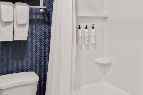 Combined shower/tub, designer toiletries, hair dryer, towels