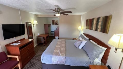 Deluxe Room, 1 King Bed | Individually decorated, individually furnished, desk, blackout drapes