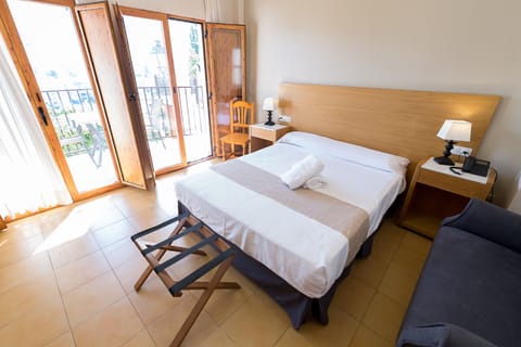 Double Room, Terrace | Minibar, in-room safe, desk, free WiFi