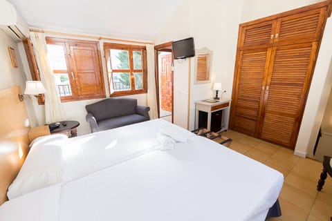 Double Room, Terrace | Minibar, in-room safe, desk, free WiFi