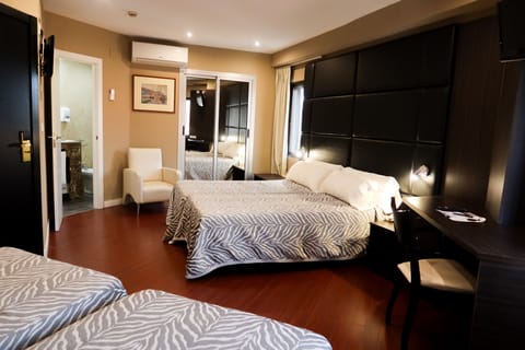 Quadruple Room | In-room safe, desk, soundproofing, free WiFi