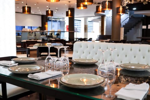 Breakfast and dinner served