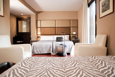 Triple Room | In-room safe, desk, soundproofing, free WiFi