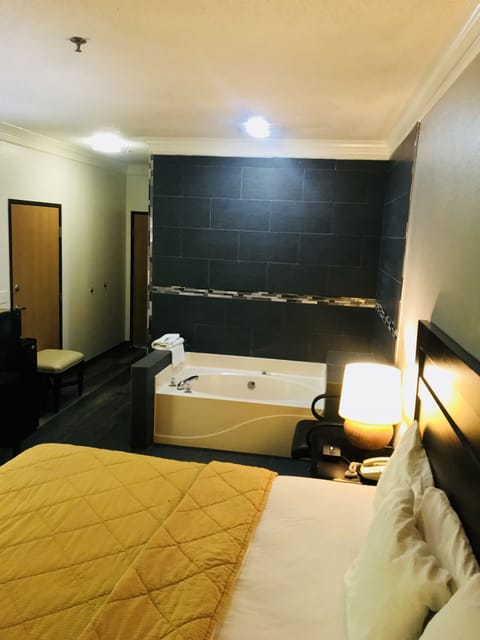 Room, 1 King Bed with Sofa bed, Non Smoking | Jetted tub