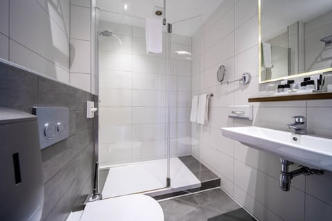 Double Room | Bathroom | Hair dryer, towels, toilet paper