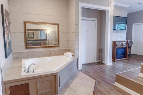 Presidential Single Room | Bathroom | Hair dryer, towels, soap, shampoo