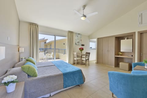 Deluxe Studio Suite, Garden View | Pillowtop beds, iron/ironing board