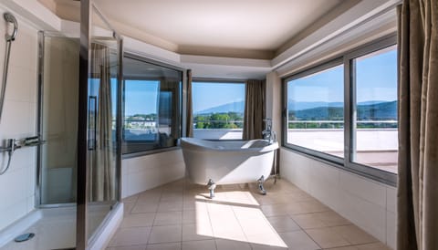 Presidential Suite | Bathroom | Free toiletries, hair dryer, bathrobes, slippers