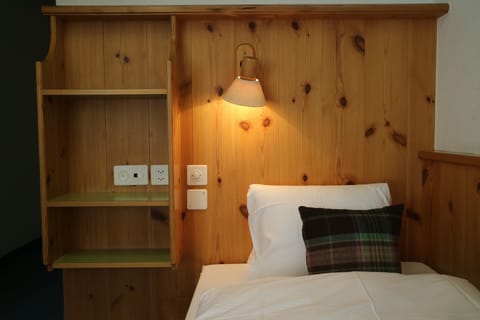 Single Room | Hypo-allergenic bedding, down comforters, in-room safe