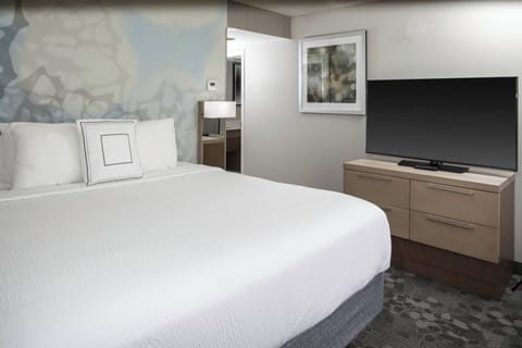 Premium bedding, in-room safe, desk, laptop workspace