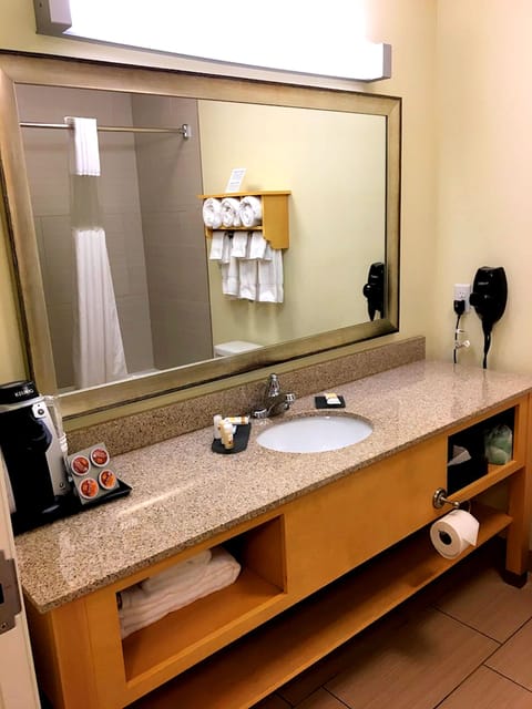 Combined shower/tub, free toiletries, hair dryer, towels